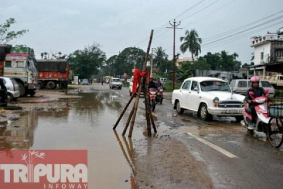 Poor condition of road collapse transportation system Poor condition of road collapse transportation system